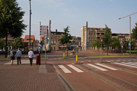 An entrance into the centre of Dordrecht for cycles and mopeds.