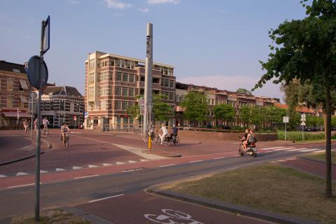 This shows cycle users at a entry point into the centre of Dordrecht.