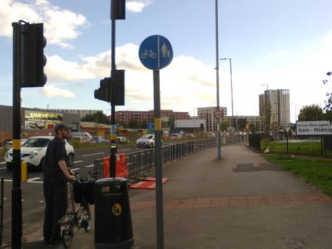 Conflicting signs at the end of the A34 cycle route