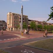 This shows cycle users at a entry point into the centre of Dordrecht.