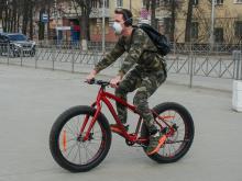 Random guy on a bike wearing a mask